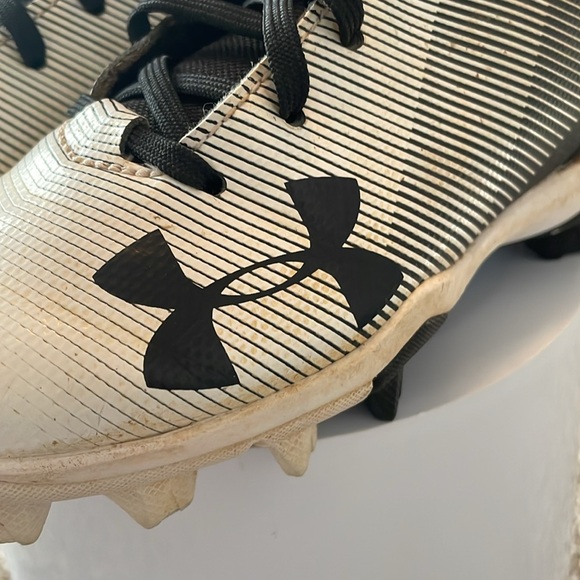 Kids size 12 under armor cleats - Picture 2 of 3